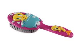 Δημοσιογράφος της ΕΤ3 έδειρε με βούρτσα χτενίσματος την μακιγιέζ της…